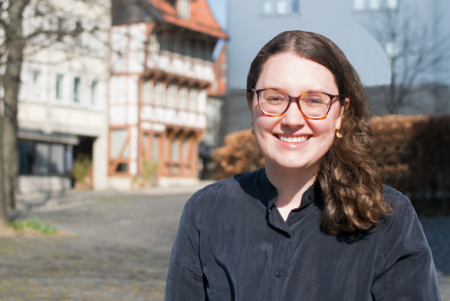 Landtagskandidatin Antonia Hillberg fotografiert in der Hildesheimer Innenstadt.