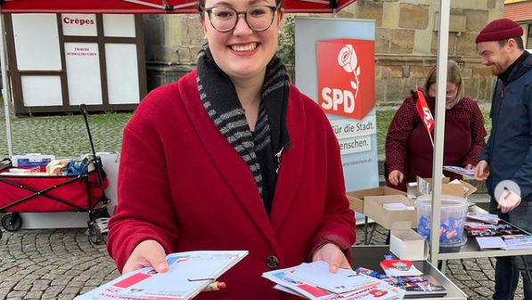 Antonia Hillberg verteilt Material am Marktstand der SPD Hildesheim