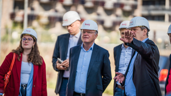 Landtagskandidatin Antonia Hillberg gemeinsam mit Ministerpräsident Stephan Weil auf einer Baustelle der KWG in Hildesheim