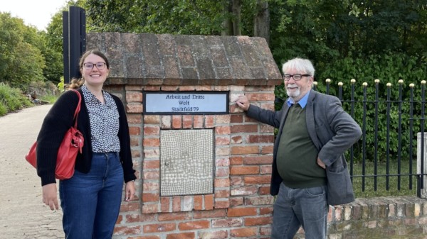 Foto vor dem Eingang von Arbeit und Dritte Welt mit Antonia Hillberg