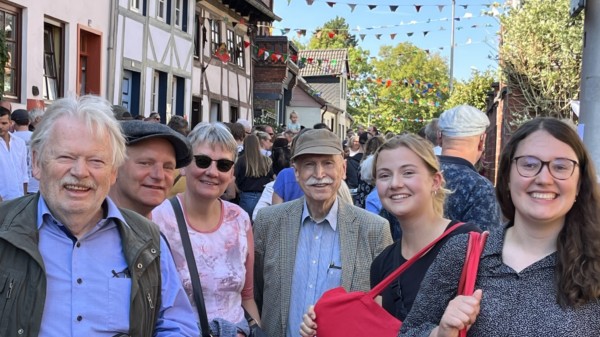 Gruppenbild des SPD Ortsvereins mit Landtagskandidatin Antonia Hillberg beim Bergfest auf dem Moritzberg